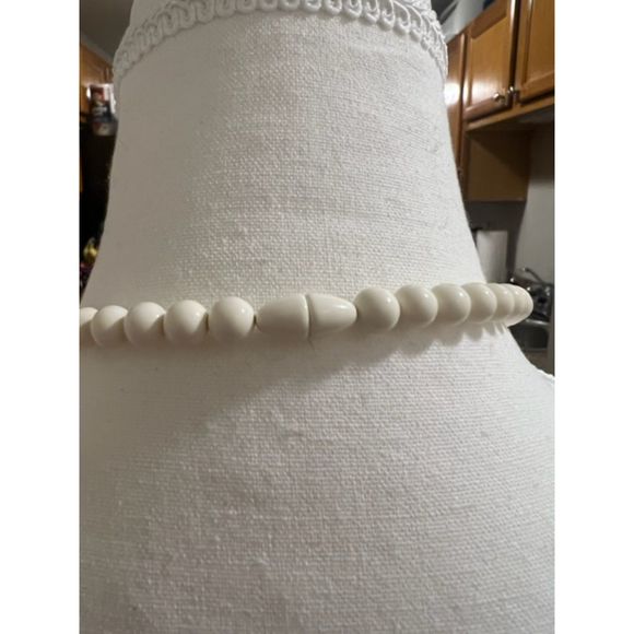 Vintage Ivory Graduated Plastic Bead 28 Inch Long Necklace Screw Clasp - Picture 4 of 9
